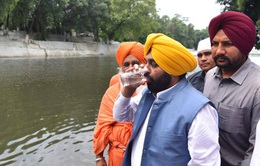 Thủ hiến bang Ấn Độ nhập viện sau khi uống nước sông thiêng
