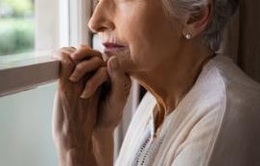 Nghiên cứu mới tiết lộ lý do phụ nữ dễ mắc Alzheimer hơn đàn ông
