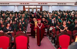 Yêu cầu báo cáo việc Hiệu trưởng cầm quyền trượng ở lễ trao bằng tốt nghiệp