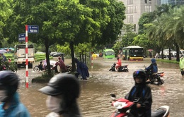 Những "biển nước" sau mưa ở Hà Nội bắt đầu rút