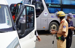 CSGT TP Hồ Chí Minh kiểm tra đột xuất về ma túy, nồng độ cồn các tài xế ở bến xe Miền Đông