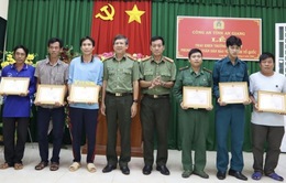 Khen thưởng 6 người dân dũng cảm cứu nhóm người trốn khỏi sòng bạc ở Campuchia