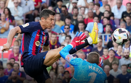 Lewandowski tỏa sáng, Barcelona mở bữa tiệc bàn thắng trên Nou Camp