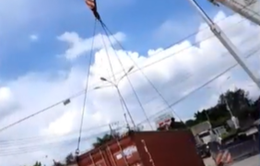 Container rơi thùng khi vào cua, nhiều người may mắn thoát nạn