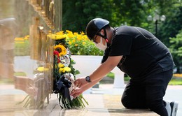 Người dân đặt hoa tươi tại tượng đài, tưởng nhớ 3 cán bộ, chiến sĩ PCCC đã anh dũng hy sinh