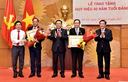 Trao tặng Huy hiệu 40 năm tuổi Đảng cho 2 Phó Chủ tịch Quốc hội