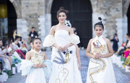 Mẫu nhí tự tin catwalk cùng Hoa hậu Lý Kim Thảo ở Hoàng thành Thăng Long
