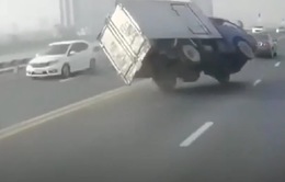 Xe con tạt đầu khiến xe tải lật nghiêng trên cầu Thăng Long