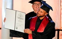 Stephen Curry nhận bằng Đại học và được treo áo vinh danh sau 13 năm
