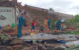Lốc xoáy làm sập hoàn toàn và tốc mái nhiều nhà cửa ở Kiên Giang