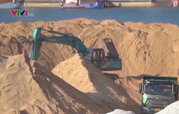 Quảng Bình: Ngang nhiên tập kết cát trái phép giữa thành phố
