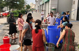 Chung cư ở Hà Nội mất nước, người dân xếp hàng chờ lấy nước sạch