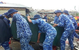 Vùng Cảnh sát biển 2 hỗ trợ nhân dân huyện đảo Lý Sơn khắc phục hậu quả bão số 4
