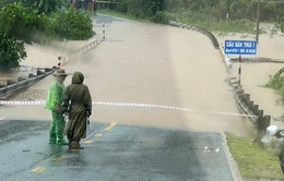 Nước dâng gây ách tắc giao thông tại Quảng Nam