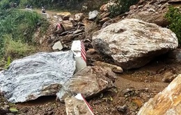 Hàng trăm hộ dân huyện Nam Trà My bị cô lập do sạt lở núi