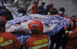 Trung Quốc chạy đua với thời gian tìm kiếm người mắc kẹt trong động đất tại Tứ Xuyên