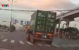 Xe chở container vượt đèn đỏ suýt gây tai nạn