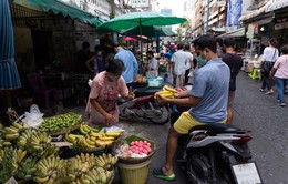 Giá cả leo thang, người dân Thái Lan “thắt lưng buộc bụng”