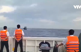 Lai kéo tàu cá Bình Định gặp nạn về bờ