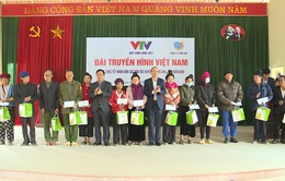 Quỹ Tấm lòng Việt trao tặng 300 suất quà Tết tại huyện Mường Ảng