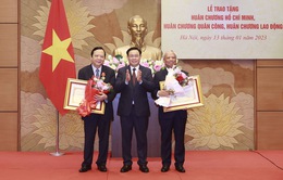 Chủ tịch Quốc hội Vương Đình Huệ trao Huân chương tặng các đồng chí nguyên lãnh đạo Quốc hội