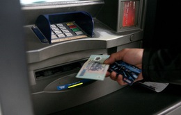 Nhu cầu rút tiền mặt tại các cây ATM giảm một nửa