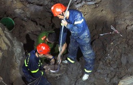 Toàn cảnh giải cứu bé trai lọt trụ bê tông sâu 35m ở Đồng Tháp