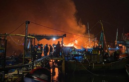 Đà Nẵng: Hai tàu cá bốc cháy trong đêm