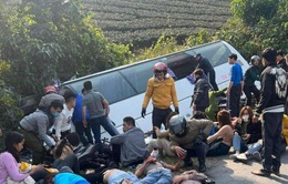 Phú Thọ: Xe khách chở 53 người lật trên đèo, 10 người bị thương