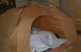 Phí sinh hoạt tăng cao, người Hàn Quốc dựng lều tránh rét trong nhà
