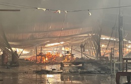 Cháy lớn tại cơ sở gia công đồ gỗ, thiêu rụi nhiều tài sản
