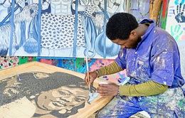 Nghệ sĩ Congo vẽ chân dung chính trị gia bằng nhựa