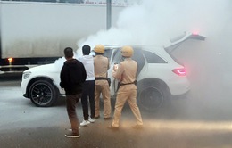 Xe Mercedes bốc cháy trên đường Phạm Hùng, CSGT tham gia dập lửa