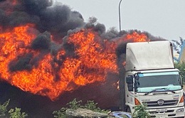 Quảng Ngãi: Ô tô tải cháy rụi khi đổ đèo, thiệt hại gần 2 tỷ đồng