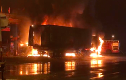Ô tô tải và xe container đậu sát cây xăng bốc cháy, thiệt hại hàng tỷ đồng