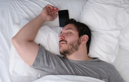 Ngủ cạnh điện thoại có hại không?