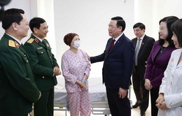 Chủ tịch Quốc hội Vương Đình Huệ thăm Bệnh viện Trung ương Quân đội 108