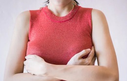 Tại sao chúng ta lại có cảm giác ngứa ở ngực?