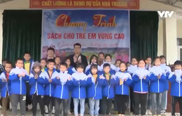 Trao sách, áo ấm đồng phục cho học sinh miền núi Thanh Hóa