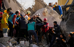 Người dân chung tay tìm kiếm nạn nhân động đất ở Thổ Nhĩ Kỳ - Syria