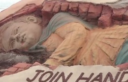 Nghệ sĩ Ấn Độ xây tượng cát tưởng niệm nạn nhân động đất