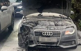 Xe Audi bốc cháy dữ dội trên đường phố Hà Nội