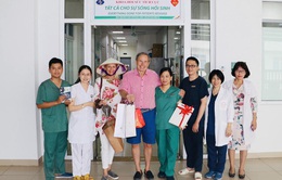 Vợ chồng người Anh từng mắc COVID-19 trở lại Việt Nam cảm ơn y bác sĩ