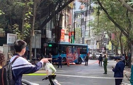 Xe bus lao lên vỉa hè, 3 người bị thương nặng