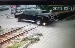 Ô tô bị hất văng sau va chạm với tàu hỏa ở Hà Nội