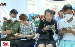 Người dân TP Hồ Chí Minh xếp hàng làm hộ chiếu gắn chip