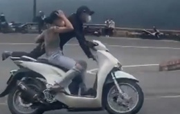 Đôi nam nữ làm ''xiếc xe máy'' trên đèo Hải Vân