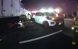 Không làm chủ tốc độ, xe đầu kéo đâm thẳng vào 3 xe cảnh sát Mỹ