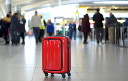Bộ Công an khuyến cáo rủi ro khi xách hộ hàng hóa tại sân bay