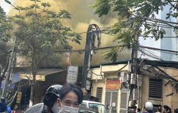 Nhanh chóng dập tắt đám cháy tại nhà dân trên phố Hà Nội